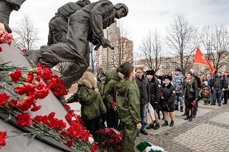 Церемония возложения цветов к памятнику «Бойцам спецназа России» ко Дню Росгвардии